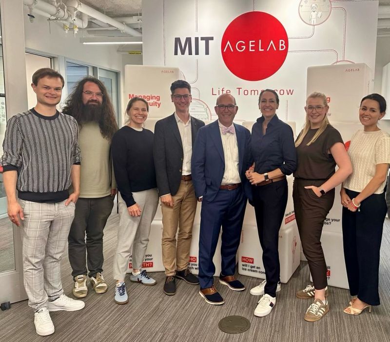 From left to right: Marvin Grabowski, Dr. Silvan Mertes, Dr. Simone Kubowitsch, Dr. Stephan Zimmermann, Dr. Joe Coughlin, Dr. Eva Lermer, Lara Watermann, and Vanessa Yarza Navarro-Schär